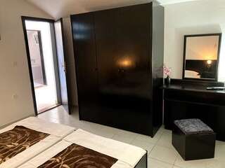 Гостевой дом Guest house Dragović Свети-Стефан Апартаменты с 2 спальнями, балконом и видом на море-9
