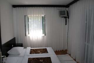 Гостевой дом Guest house Dragović Свети-Стефан Апартаменты с 2 спальнями, балконом и видом на море-18