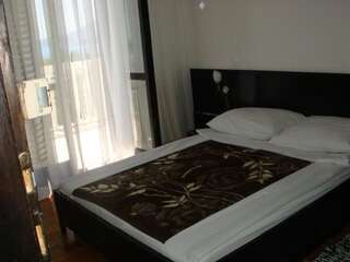 Гостевой дом Guest house Dragović Свети-Стефан Двухместный номер с 1 кроватью или 2 отдельными кроватями, общая ванная комната-33